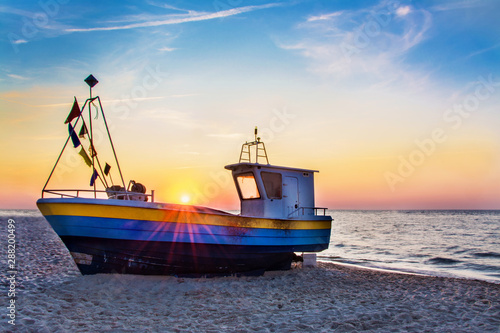 łódź rybacka na plaży, morze, zachód słońca
