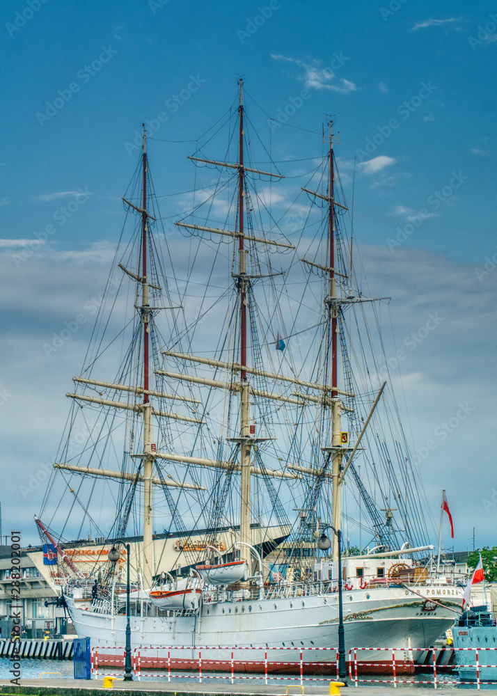żaglowiec Dar Pomorza w porcie w Gdyni jako eksponat muzeum żeglarstwa, szkoleniowy jacht marynarki wojennejj