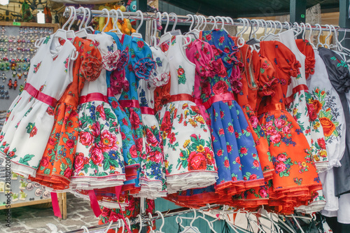 kolorowe sukienki we wzorzyste duże kwiaty na targu miejskim w trakcie