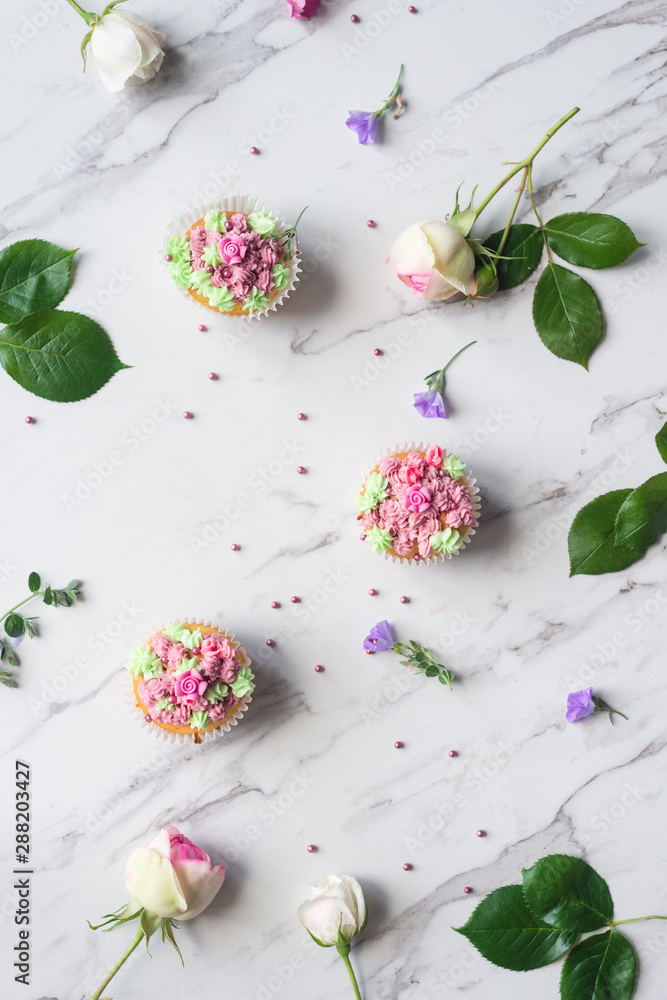cupcakes with flowers cupcakes with flowers