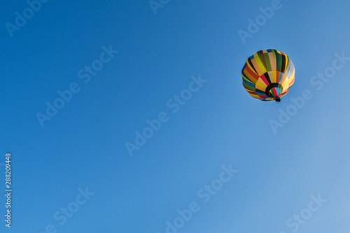 piękny kolorowy balon na błękitnym niebie