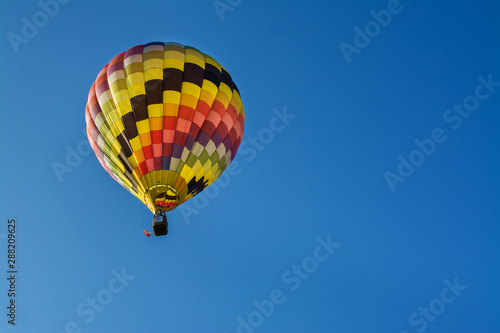 piękny kolorowy balon na błękitnym niebie