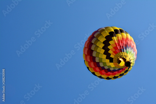 piękny kolorowy balon na błękitnym niebie