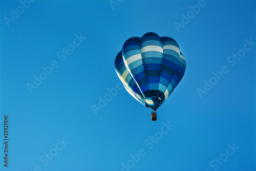 piękny kolorowy balon na błękitnym niebie