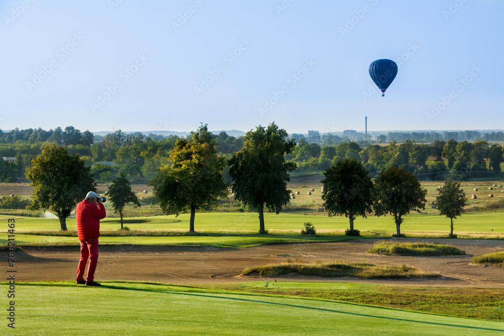 Obraz premium fotograf robi zdjęcie, balon na niebie