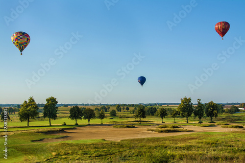 kolorowy balon na niebie, piękny krajobraz