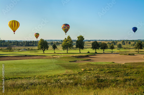 kolorowe balony na niebie, piękny krajobraz