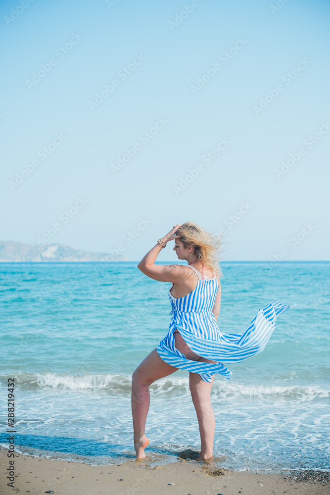 Naklejka premium Plus size woman in holidays, Picturesque view of the beach. Vacations and adventure concept 