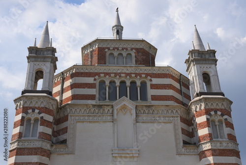 Rot-weiße, kleine Kapelle auf dem Cimitero Monumentale photo