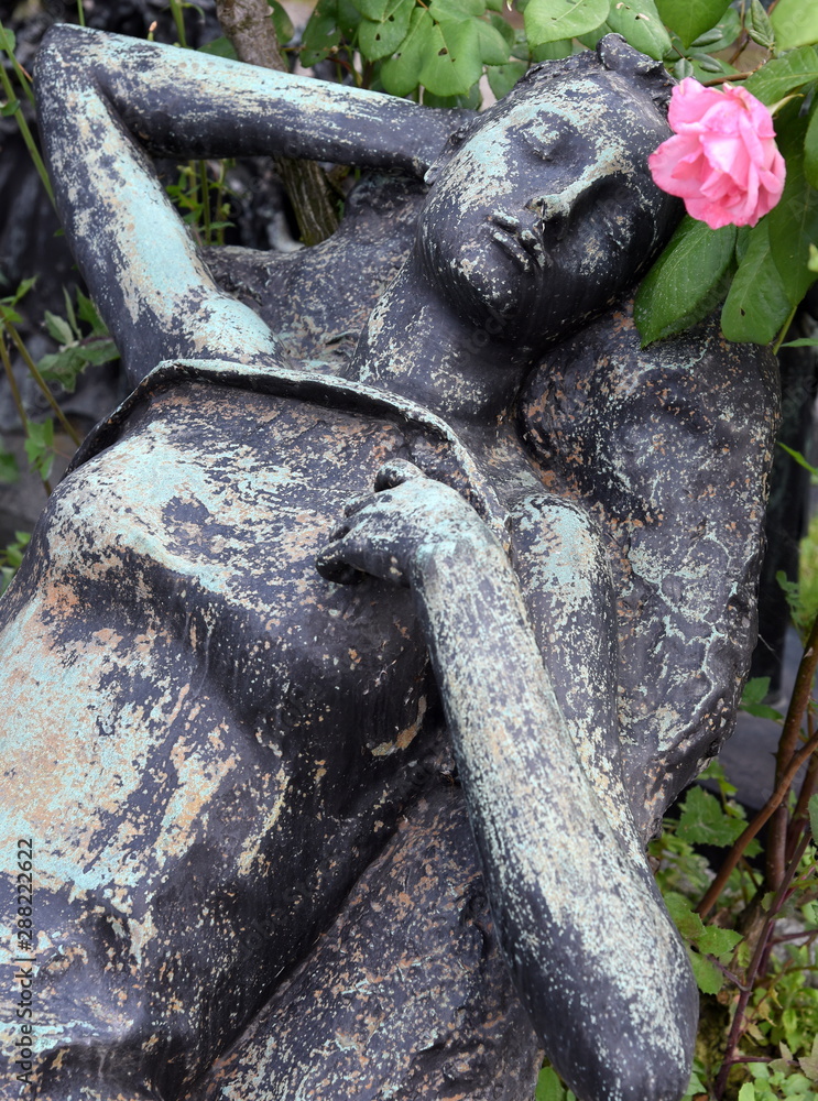 Unter einer leuchtenden Rose träumende Frau Unter einer leuchtenden Rose träumende Frau