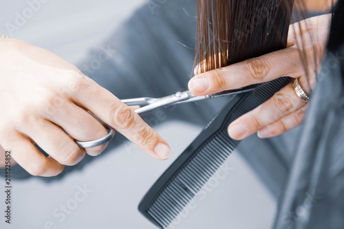 Madre cortando el cabello a su hija en casa