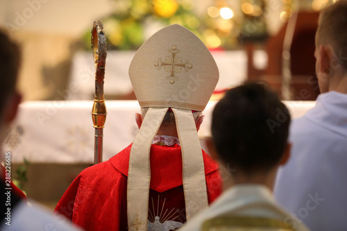 Cuadro en lienzo The bishop celebrates the celebration of Confirmation