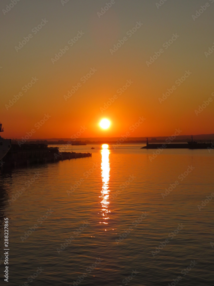 Sonnenaufgang über der Hafeneinfahrt von Palma de Mallorca Sonnenaufgang über der Hafeneinfahrt von Palma de Mallorca