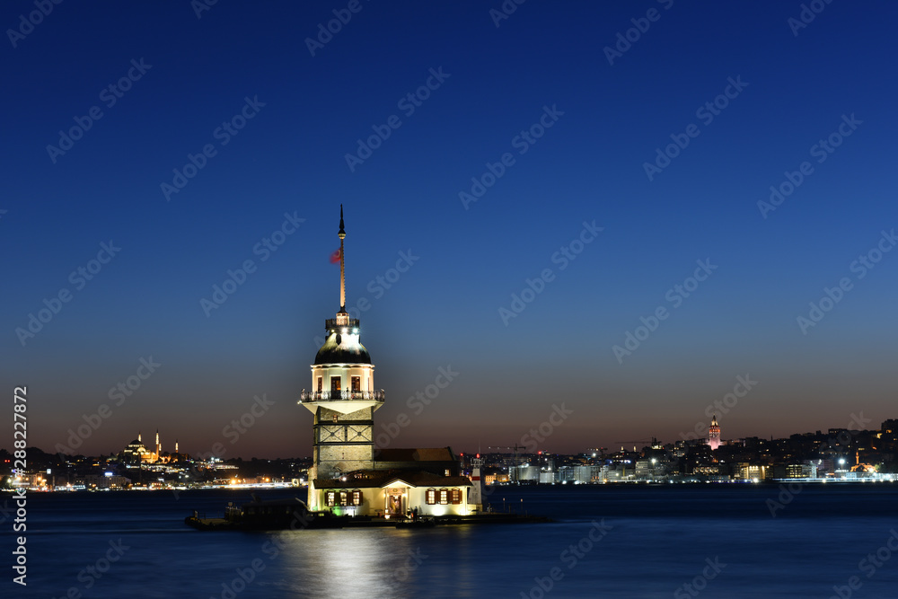 Fototapeta premium Maiden's Tower in Istanbul, Turkey (KIZ KULESI - USKUDAR)