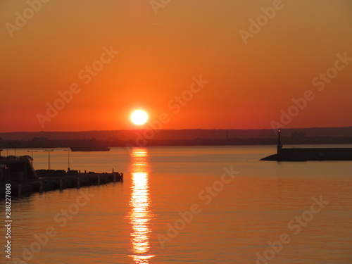 Sonnenaufgang   ber der Hafeneinfahrt von Palma de Mallorca