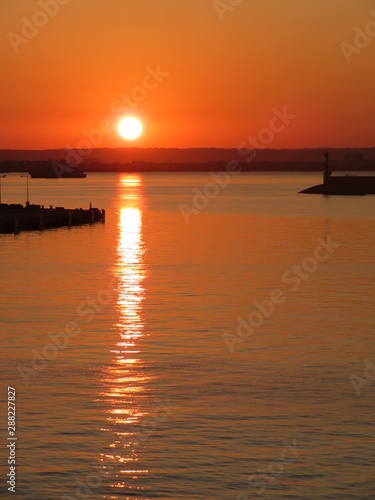 Sonnenaufgang   ber der Hafeneinfahrt von Palma de Mallorca