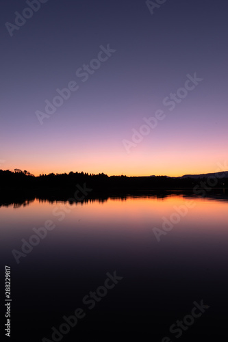 Fototapeta Naklejka Na Ścianę i Meble -  colorful sunset at a lake