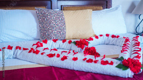 Corazón romatico con rosas sobre cama photo