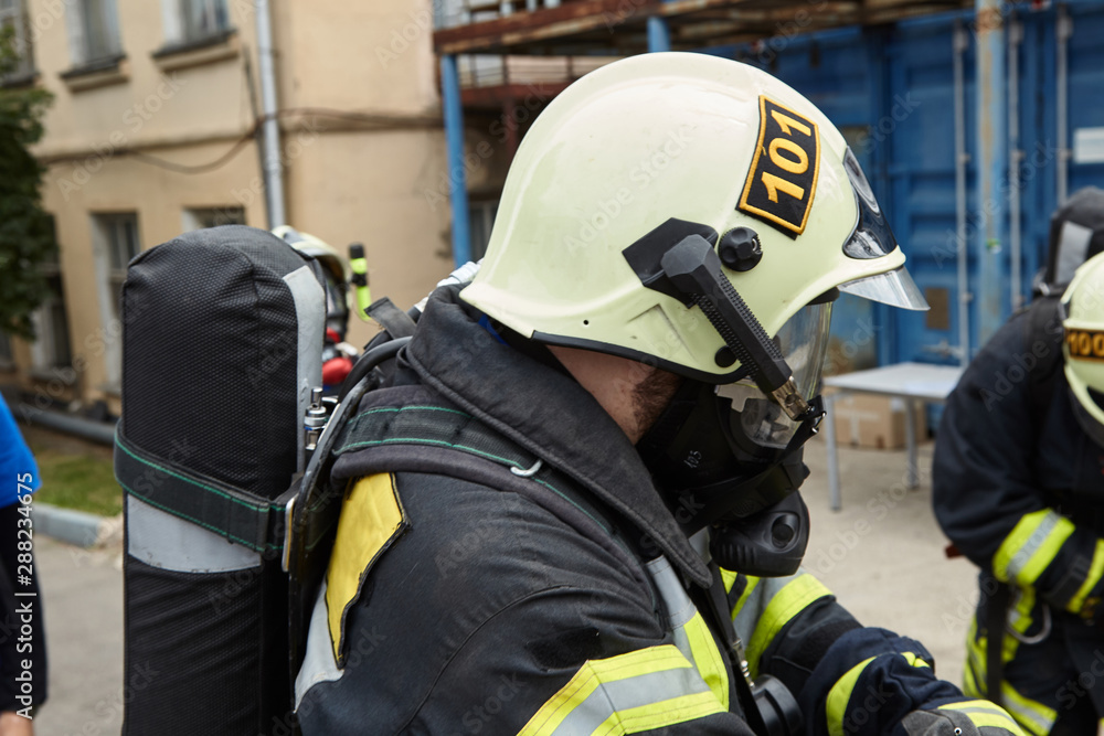 The rescue team is looking for the victim and evacuating him. The rescue team is looking for the victim and evacuating him.