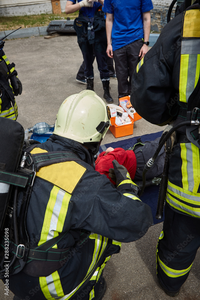 The rescue team is looking for the victim and evacuating him. The rescue team is looking for the victim and evacuating him.