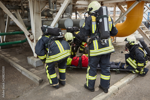 Rescue workers are looking for and evacuating the victim.