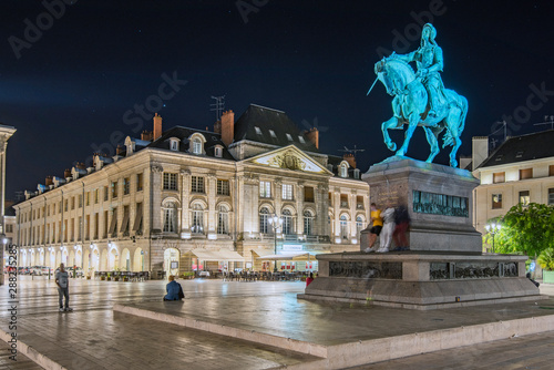 Tableau sur toile Martroi Square chaired by the statue tribute to Joanna of Arc riding a horse
