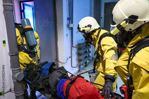 Rescue workers are looking for and evacuating the victim.