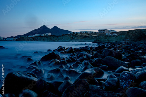 Felsenküste im Abendlicht