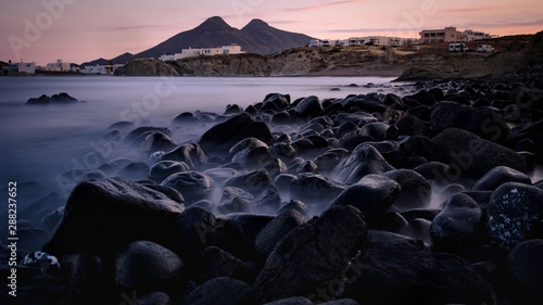 Felsenküste im Abendlicht