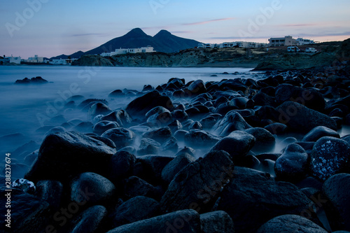 Felsenküste im Abendlicht
