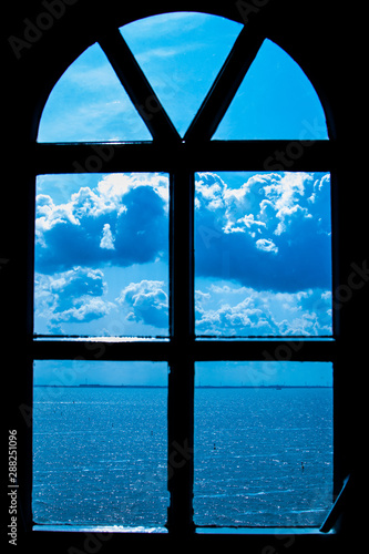 Weites Meer mit Wolken hinter Fenster
