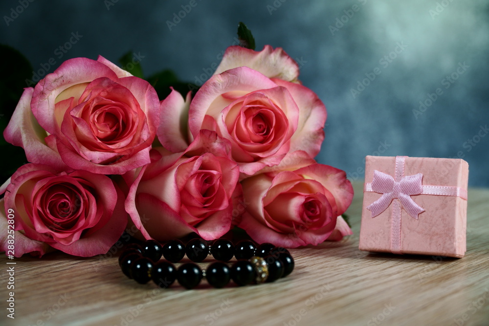 dolce vita roses with pink present box on wood background dolce vita roses with pink present box on wood background