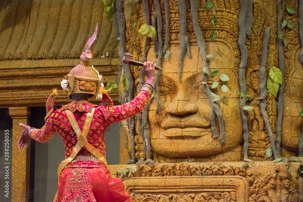 Naklejka premium Widok z tyłu aktora pokazującego występ taneczny Khon w Siem Reap w Kambodży. UNESCO ogłosiło, że Khon, tajski dramat tańca maskowego i Lkhon Khol z Kambodży są niematerialnym dziedzictwem kulturowym.