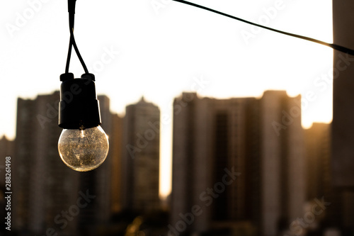lâmpada com fundo desfocado da cidade © EDBS