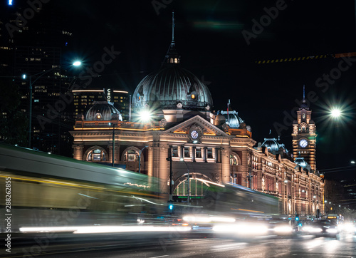 Canvas-taulu Flinders street view at night time. Time lapse shot.