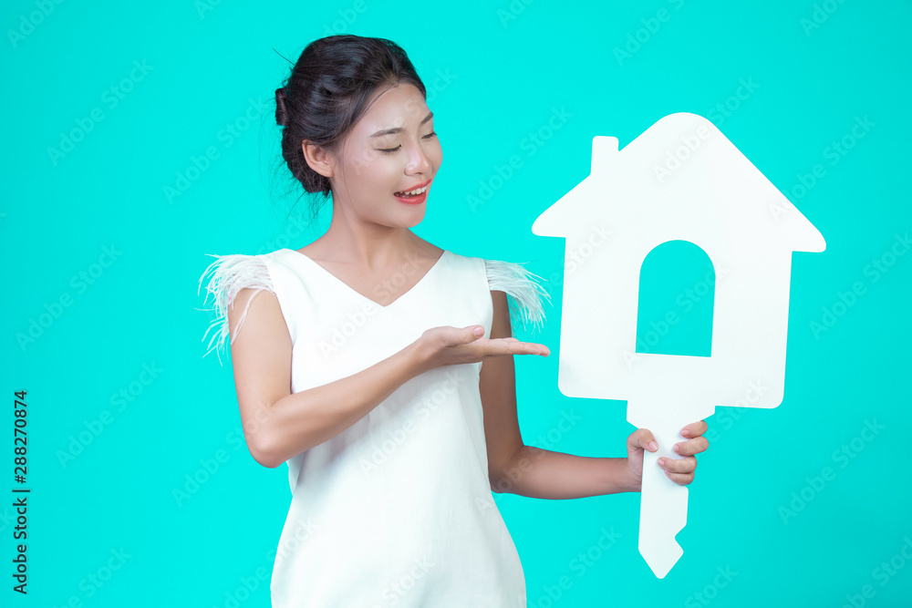 The girl wore a white long-sleeved shirt with floral pattern, holding the house symbol and showing various gestures with a blue background. The girl wore a white long-sleeved shirt with floral pattern, holding the house symbol and showing various gestures with a blue background.