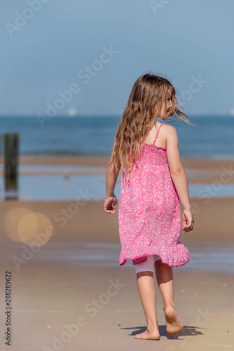 Принти на полотні pretty girl walking on the beach