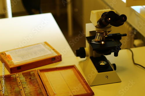 Microscope and histological and histological specimen