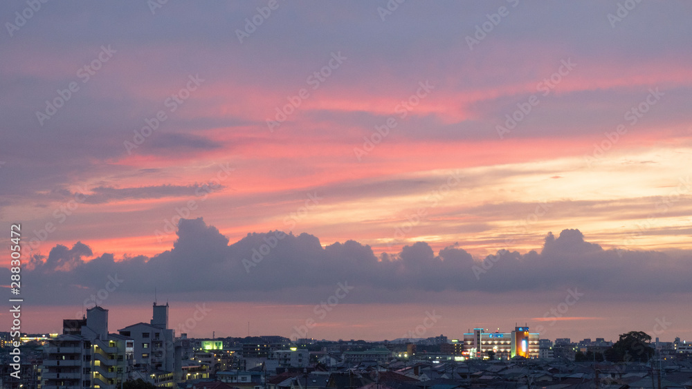 夕焼けの空と街