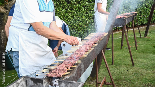 Arrosto di carne nel giardino di una villa photo