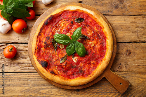 Foto pizza marinara pomodoro aglio e basilico sfondo rustico