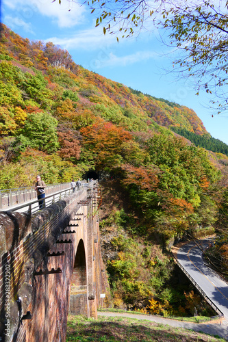 秋の碓氷第三橋梁、通称 めがね橋。安中 群馬 日本。１１月上旬。