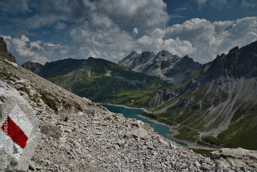 Wanderung mit Aussicht über Bergsee in den Alpen