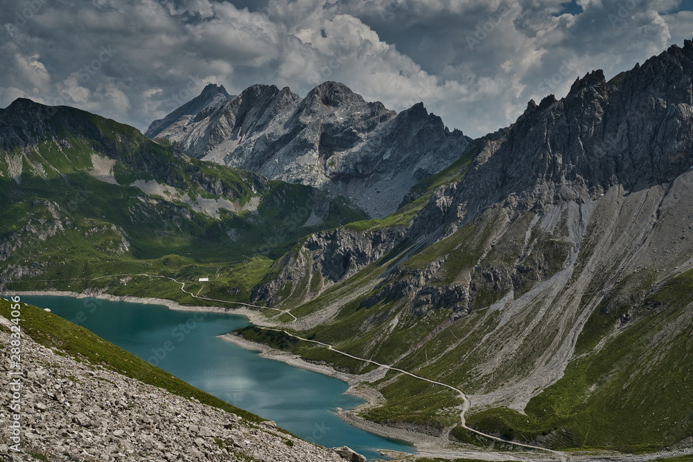 Alpenwanderung mit Bergsee und Aussicht