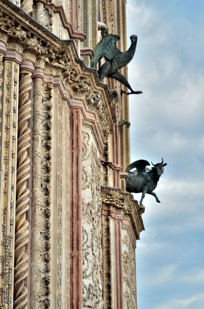 Fototapeta premium Figuren am Dom von Orvieto