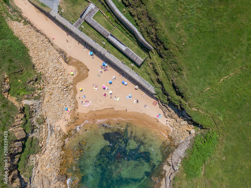 Vista aérea de playa con drone