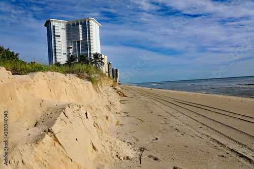 Obraz na plátně Example of severe beach erosion on Singer Island, Florida, following Hurricane Dorian