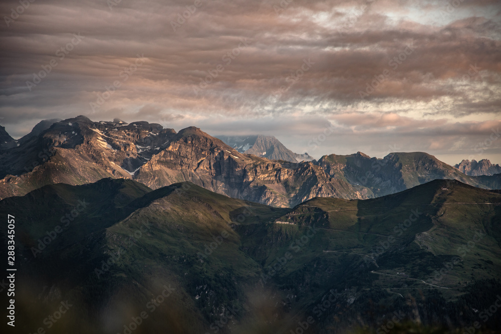 Sonnenaufgang in den italienischen Alpen