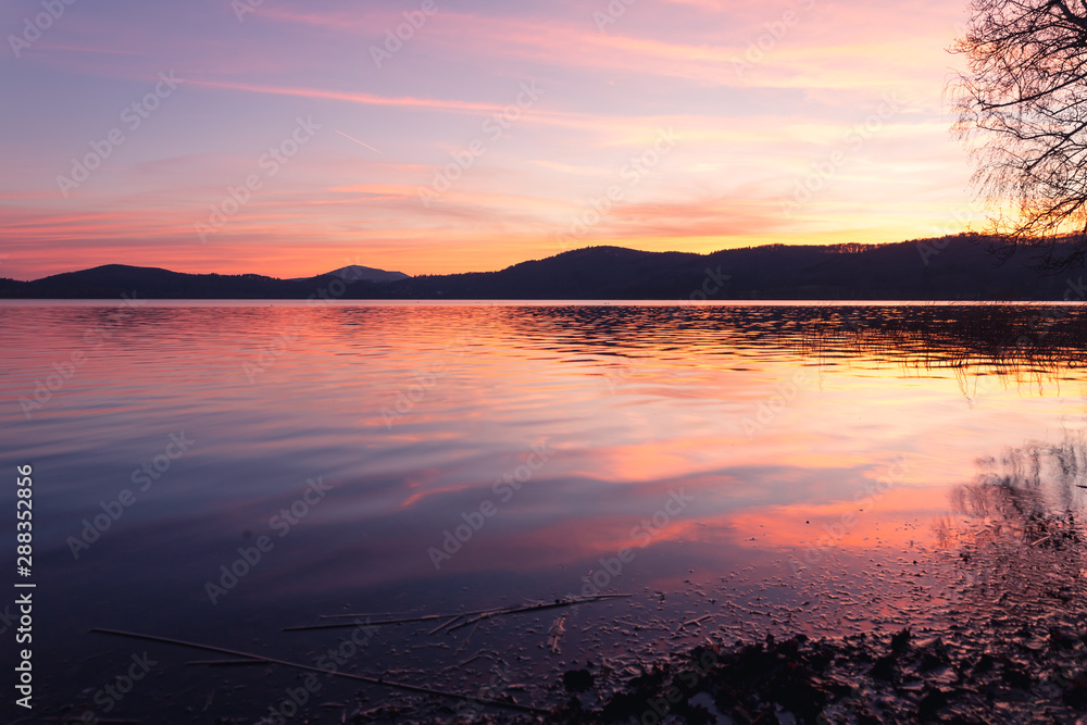 Obraz premium Sunset at the lake 4