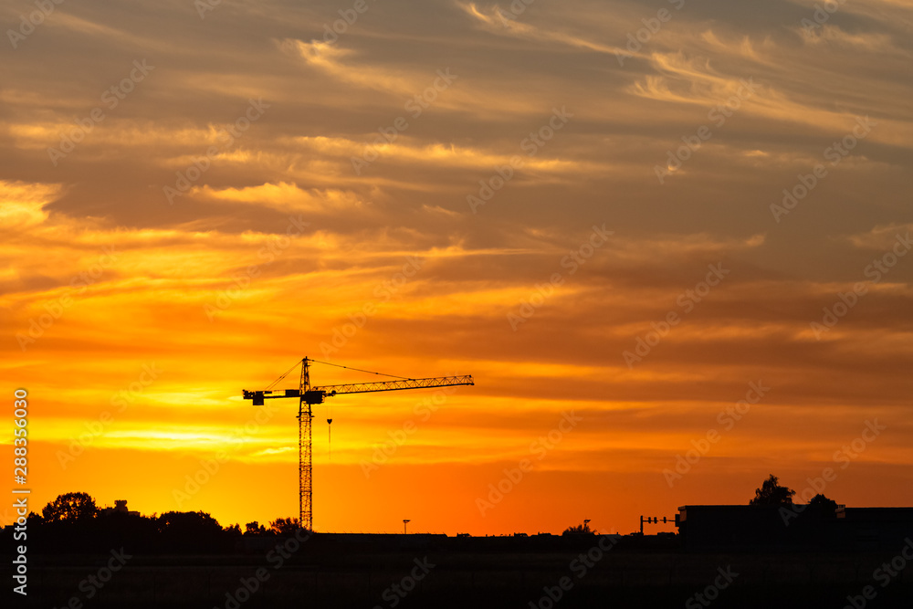 Obraz premium Baukran Shilouette bei Sonnenuntergang